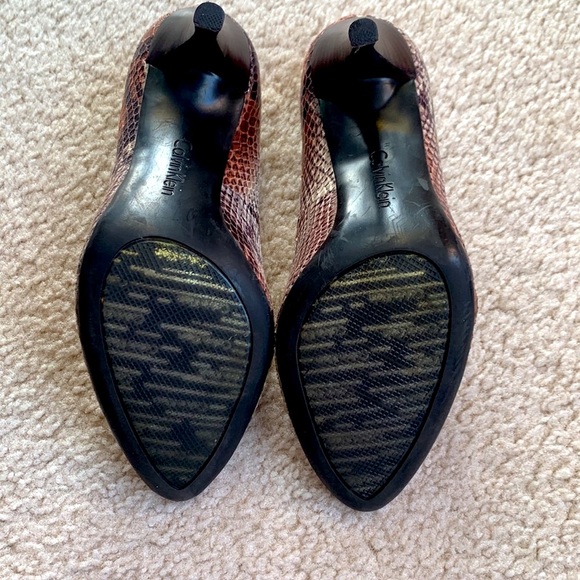 Calvin Klein size 7 Whinnie snake skin pumps - Picture 7 of 10